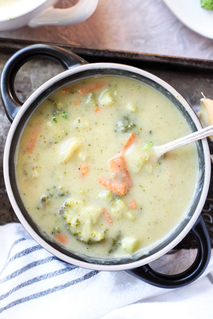 Overhead picture of bowl of broccoli soup.