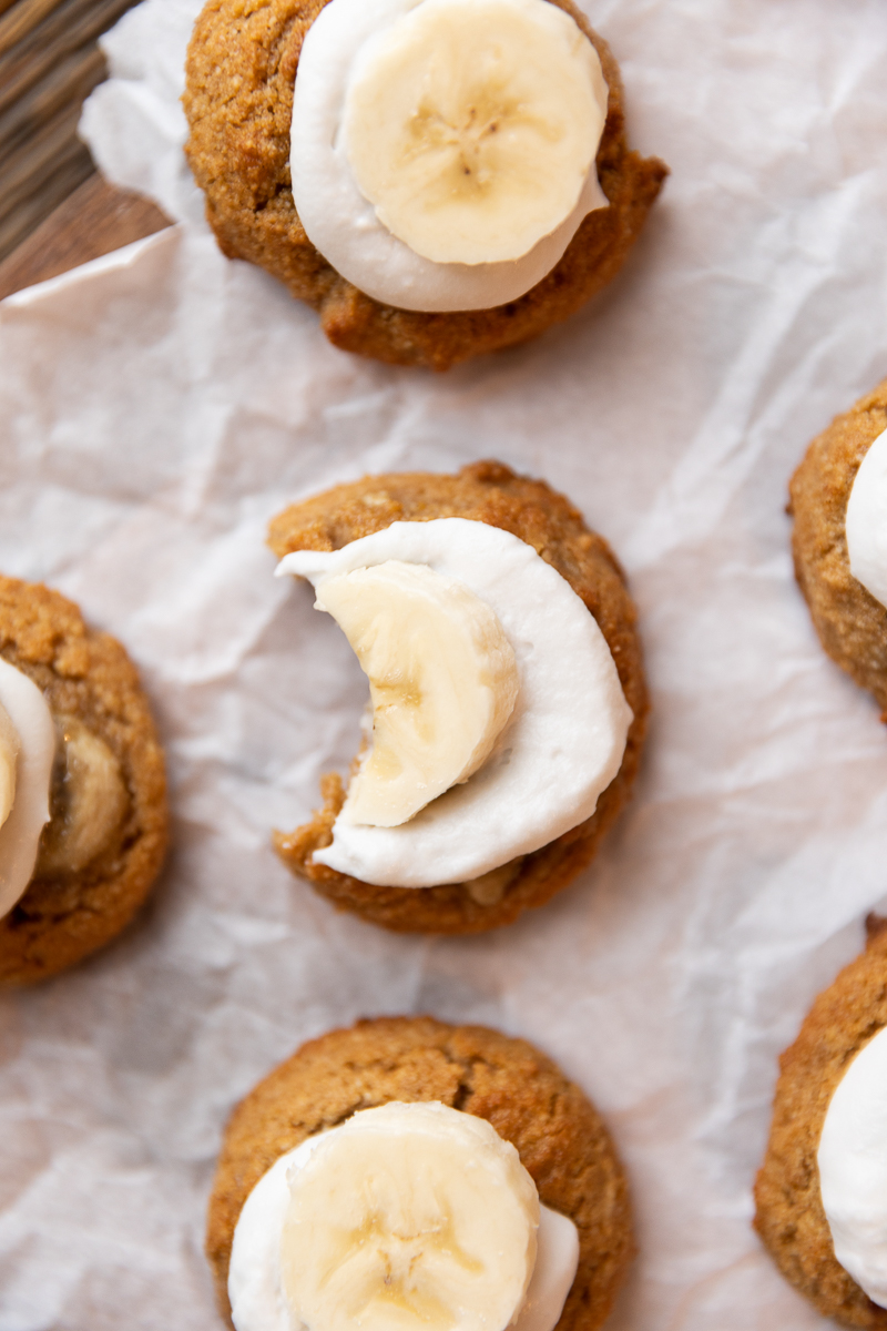 Overhead picture of banana cream pie cookies with fresh cream and banana.